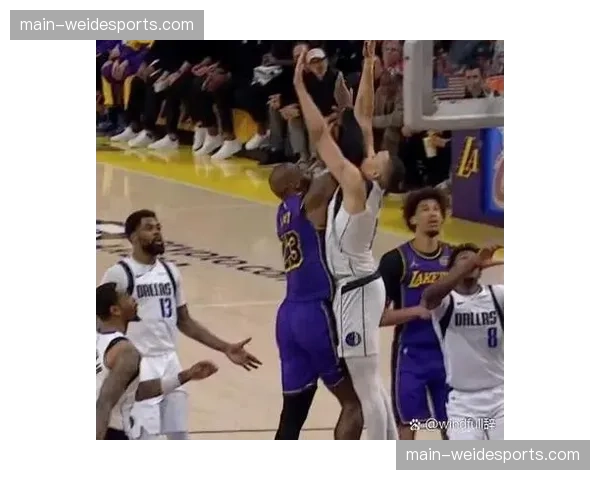 湖人詹姆斯半场助攻上双，组织串联提升全队进攻效率值